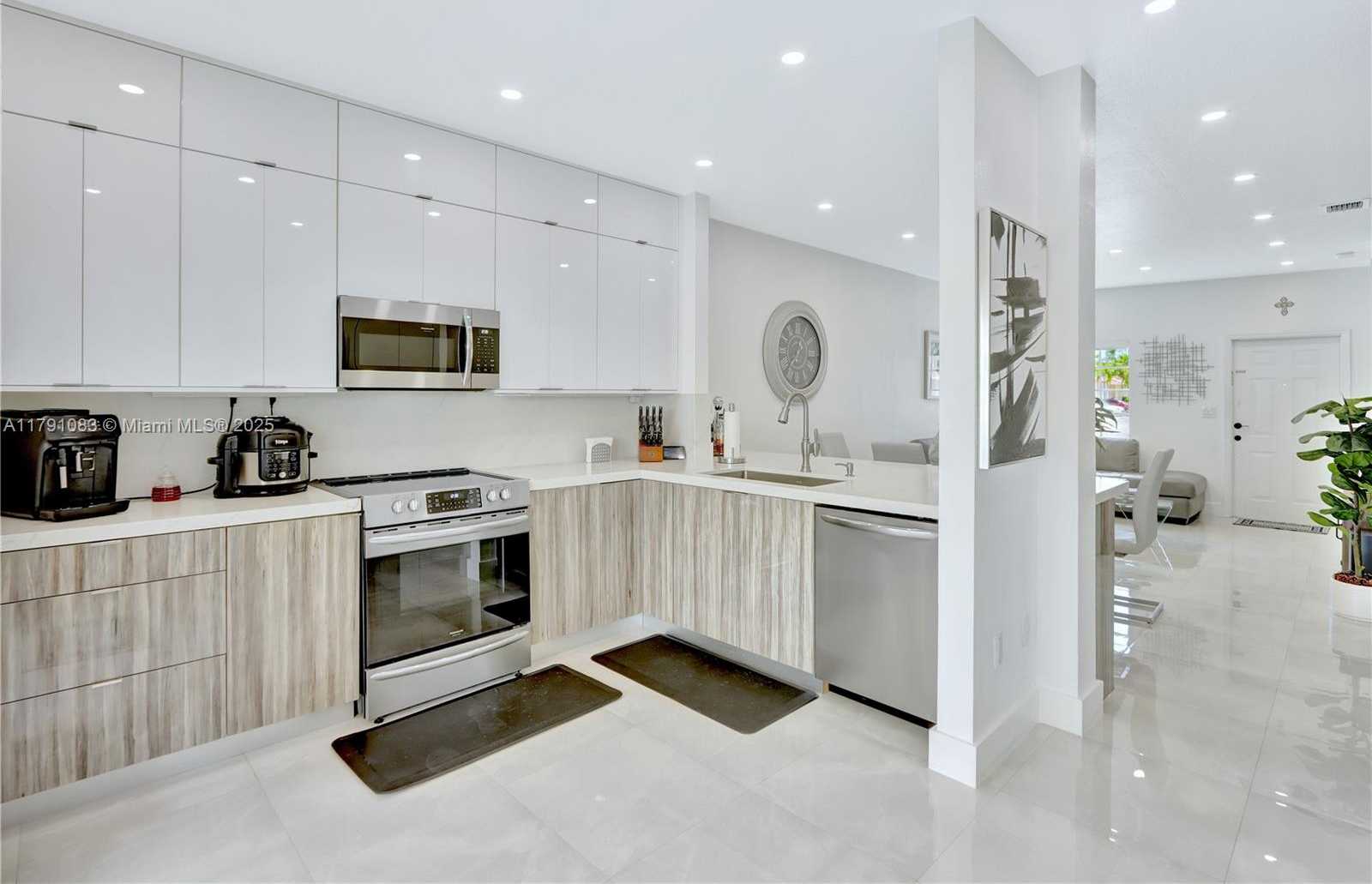 Small Image of 16922 SOUTH WEST 138TH CT, Miami Number 3