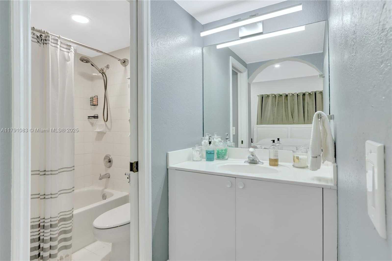 Small Image of 16922 SOUTH WEST 138TH CT, Miami Number 9