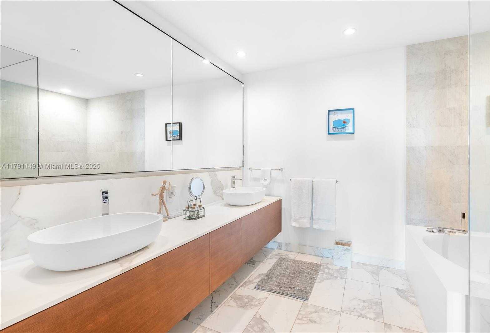 Small Image of 10201 COLLINS AVE #605, Bal Harbour Number 14