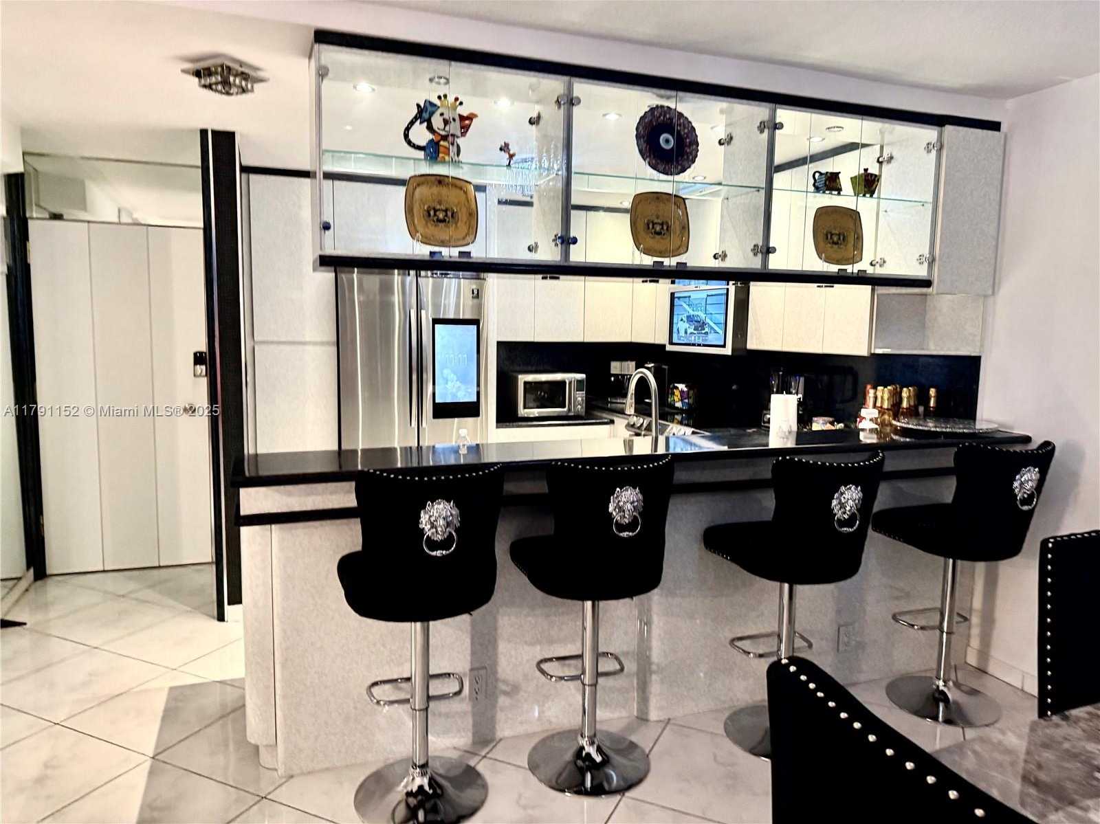 Small Image of 427 GOLDEN ISLES DR #12D, Hallandale Beach Number 4