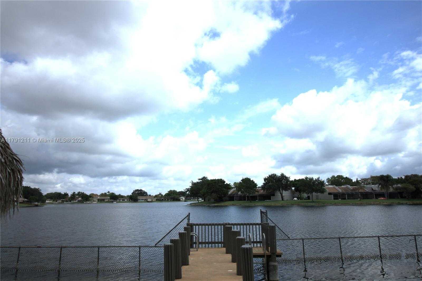 Small Image of 1100 COLONY POINT CIR #208, Pembroke Pines Number 25