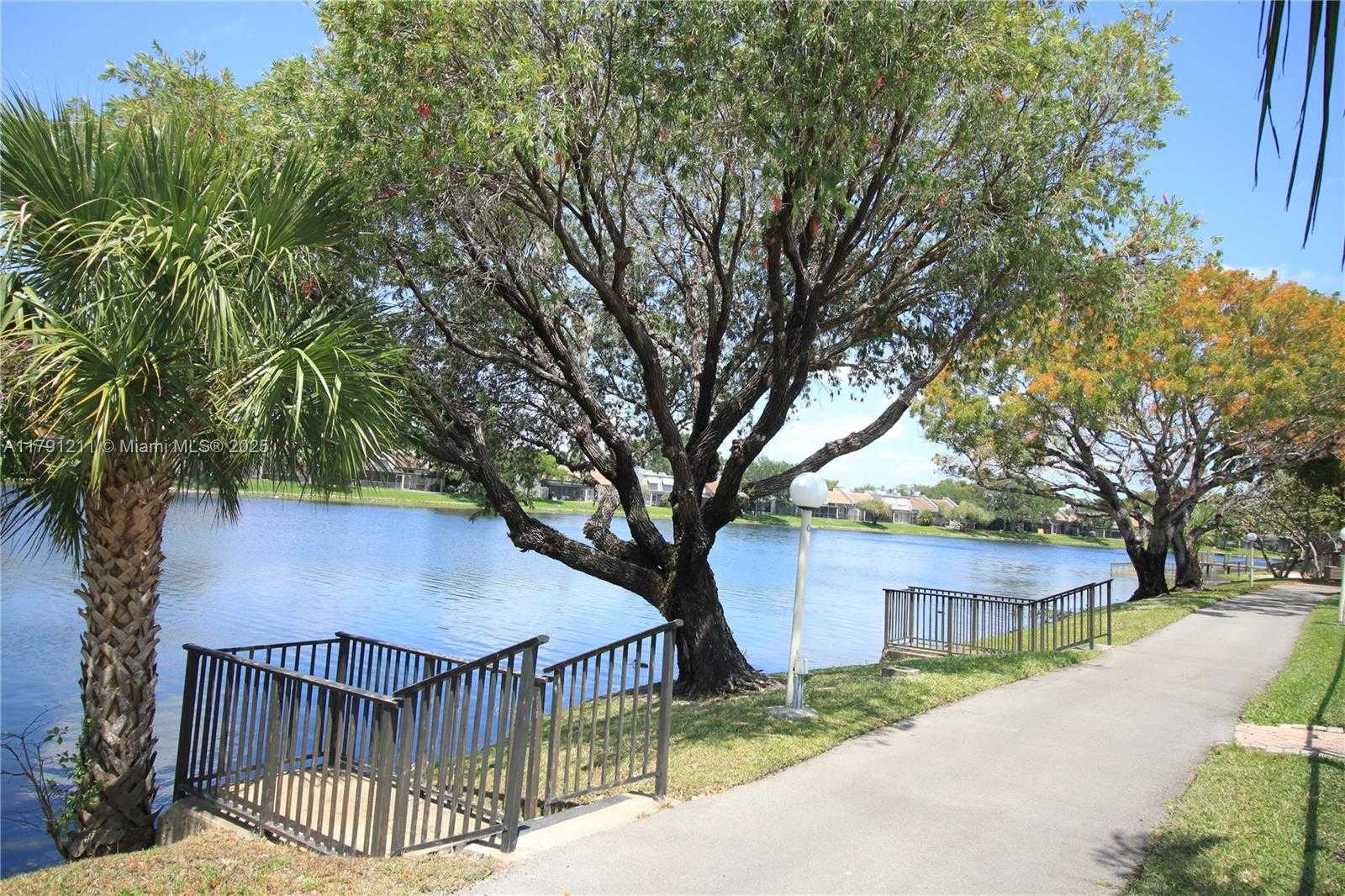 Small Image of 1100 COLONY POINT CIR #208, Pembroke Pines Number 38