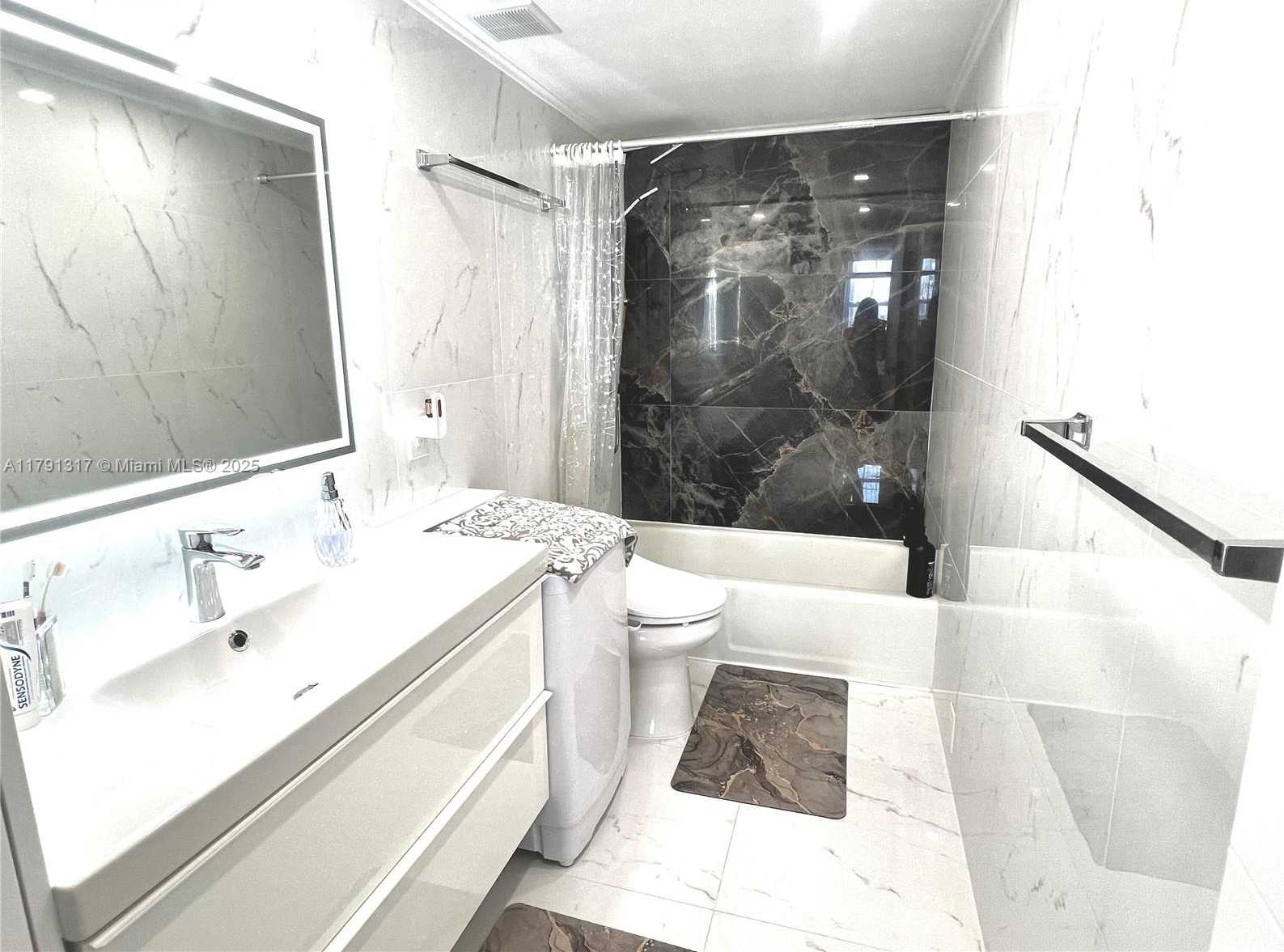 Small Image of 437 GOLDEN ISLES DR #14G, Hallandale Beach Number 11