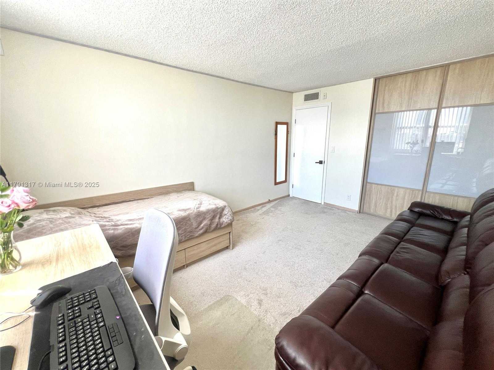 Small Image of 437 GOLDEN ISLES DR #14G, Hallandale Beach Number 13