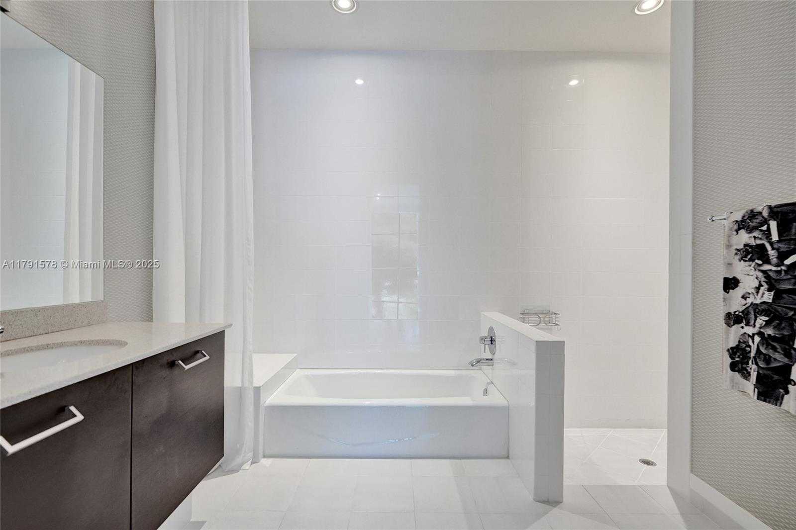 Small Image of 2725 NORTH EAST 1ST ST, Pompano Beach Number 14