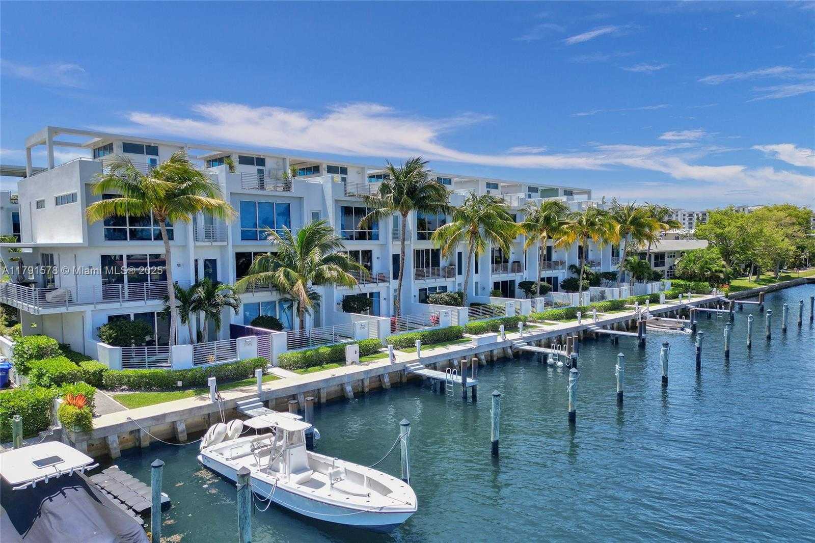 Small Image of 2725 NORTH EAST 1ST ST, Pompano Beach Number 3