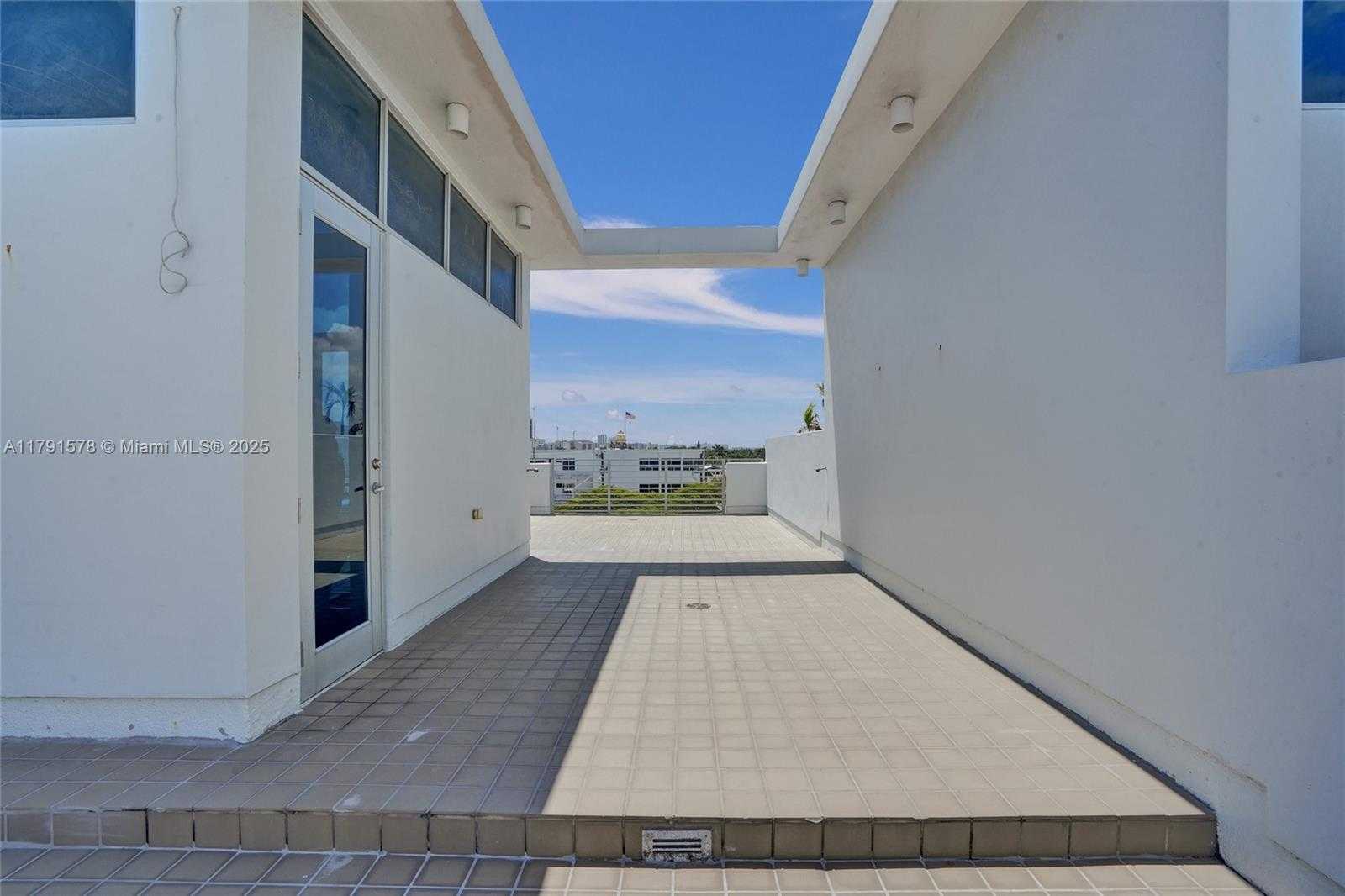 Small Image of 2725 NORTH EAST 1ST ST, Pompano Beach Number 45