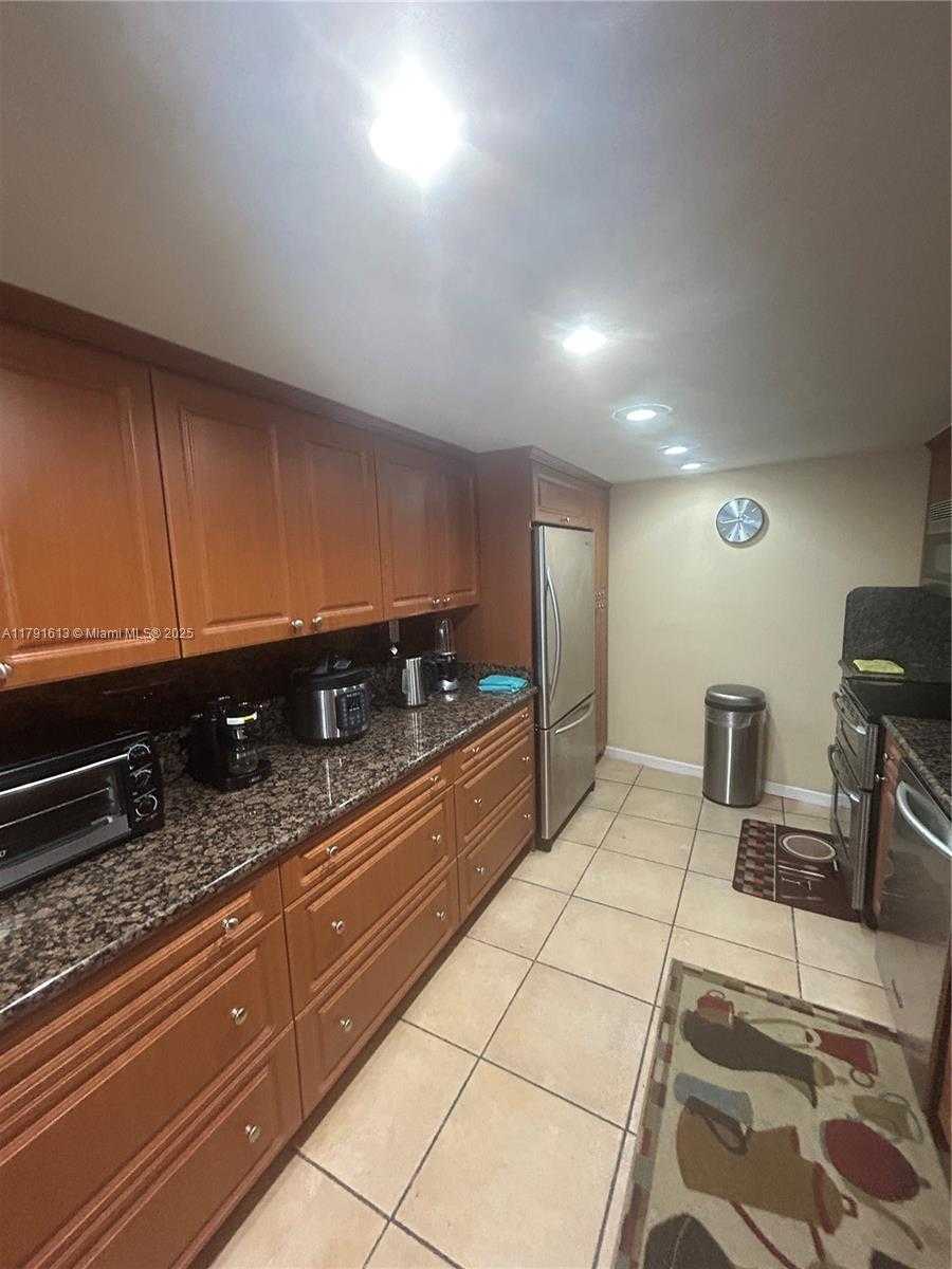 Small Image of 5401 COLLINS AVE #434, Miami Beach Number 4