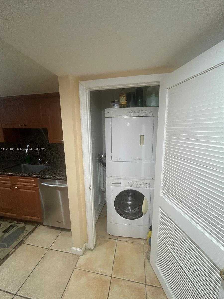 Small Image of 5401 COLLINS AVE #434, Miami Beach Number 9
