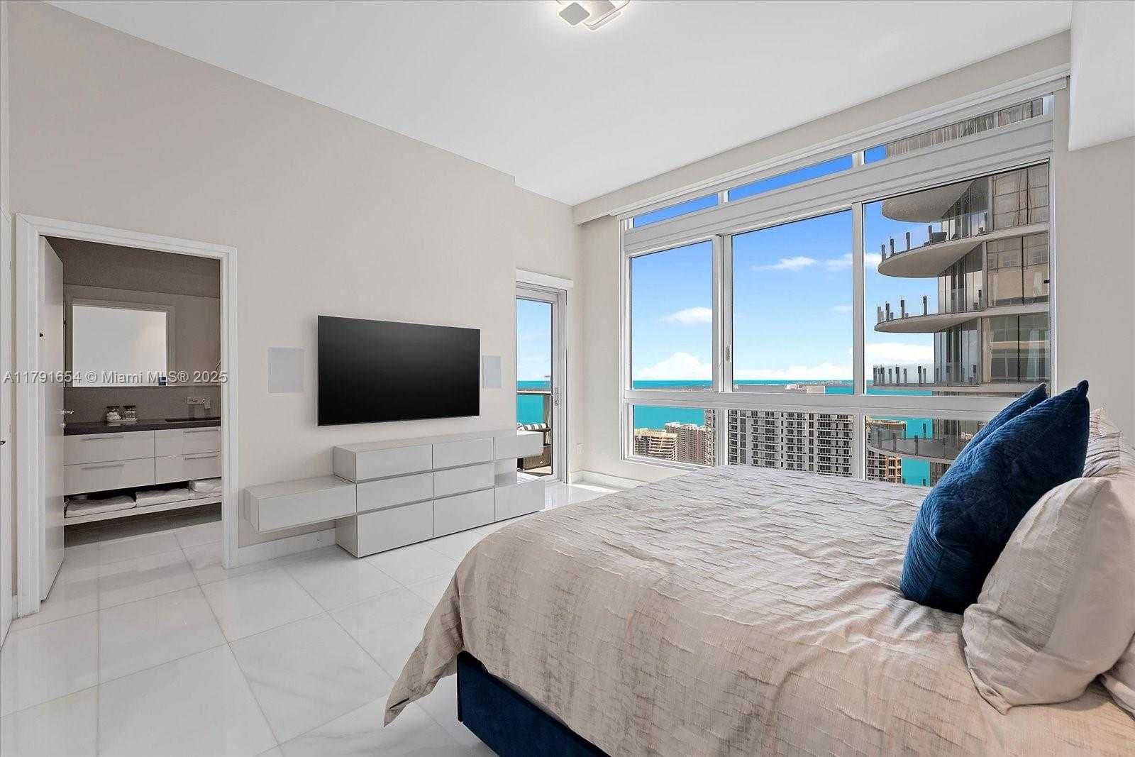 Small Image of 300 SOUTH BISCAYNE BLVD #PH-3902, Miami Number 10