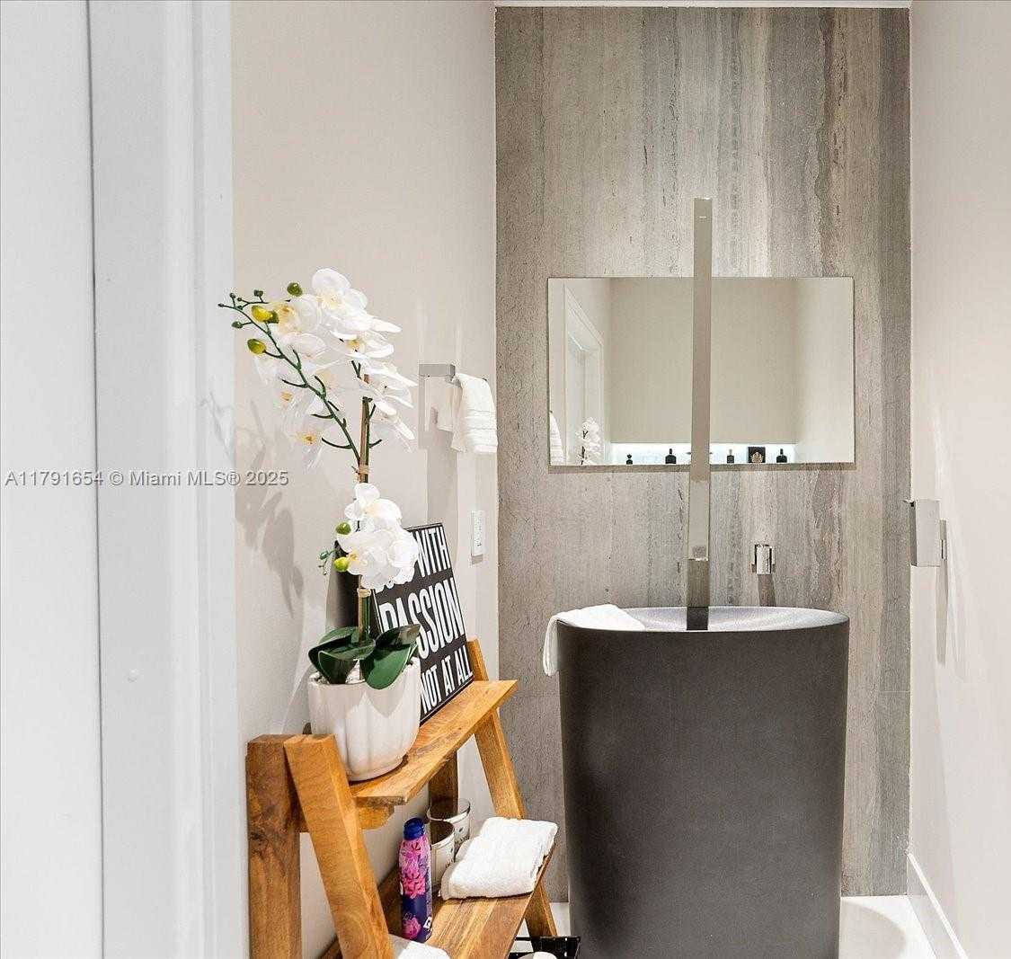 Small Image of 300 SOUTH BISCAYNE BLVD #PH-3902, Miami Number 5