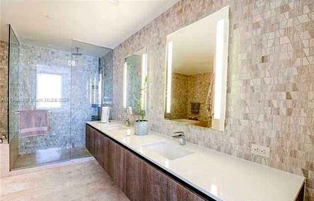 Small Image of 68 SOUTH EAST 6TH ST #1807, Miami Number 3