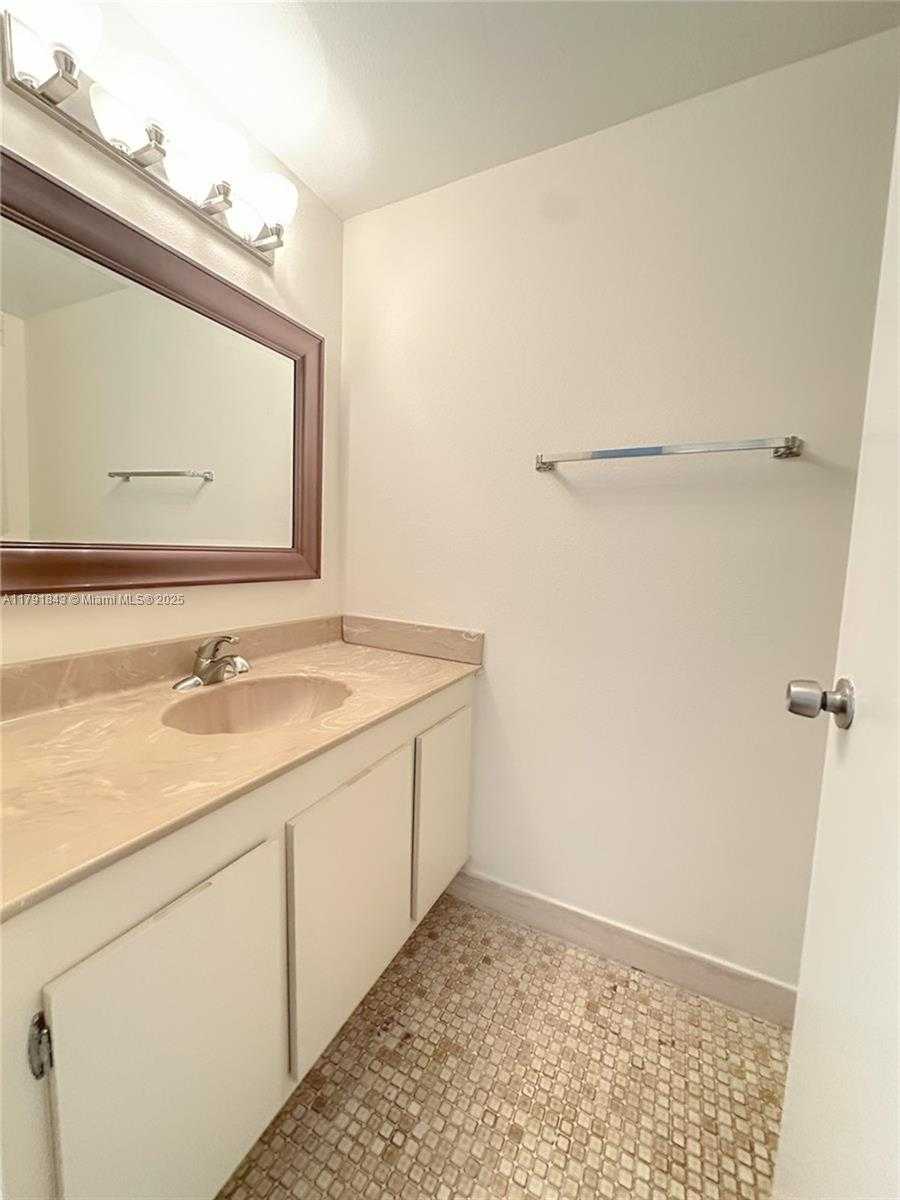 Small Image of 2500 PARKVIEW DR #2004, Hallandale Beach Number 14