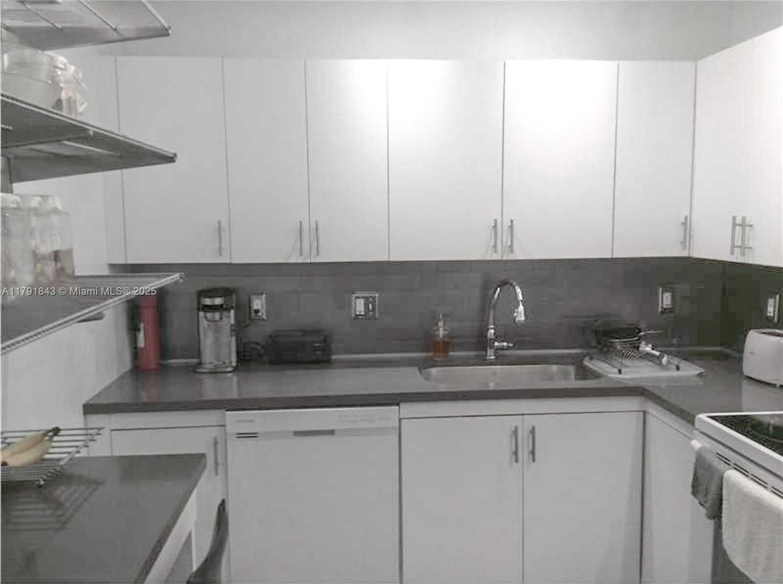 Small Image of 2500 PARKVIEW DR #2004, Hallandale Beach Number 2
