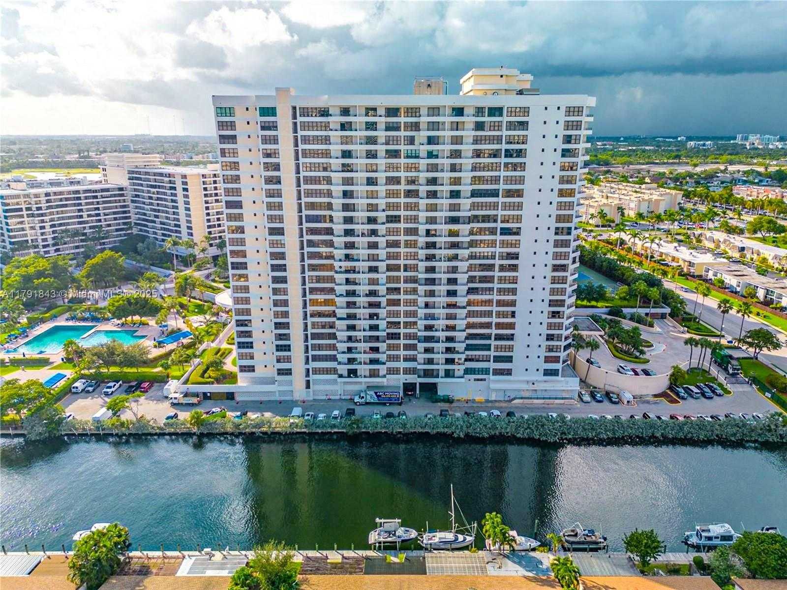Small Image of 2500 PARKVIEW DR #2004, Hallandale Beach Number 3