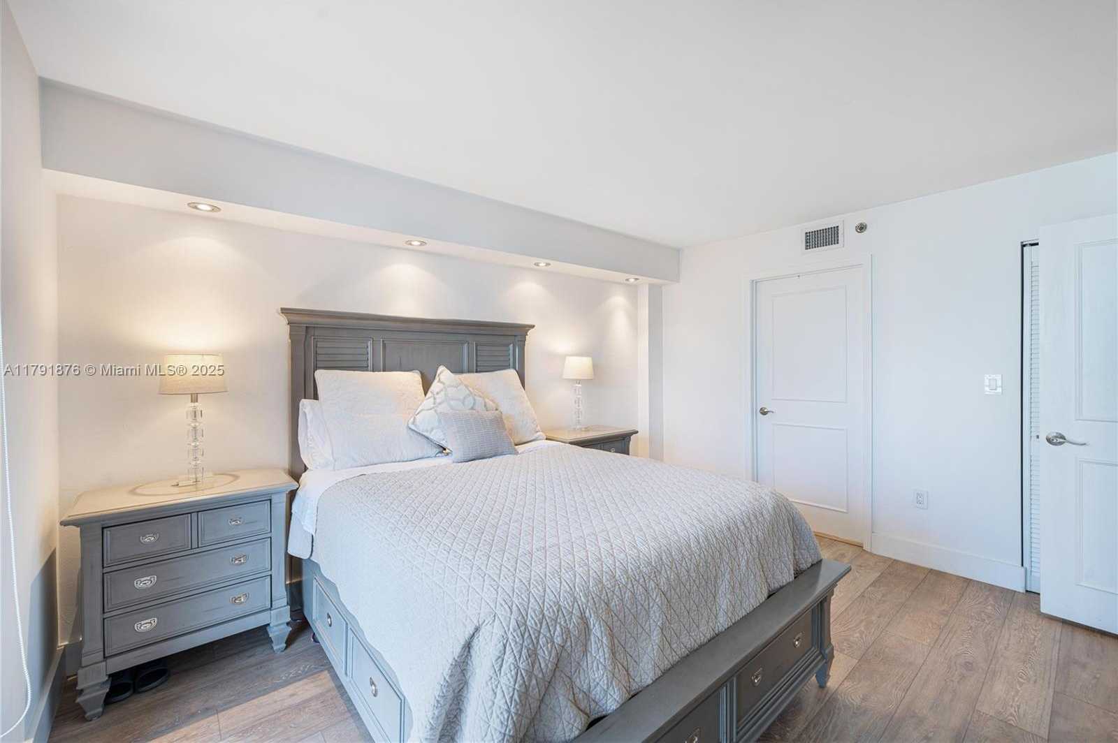 Small Image of 540 BRICKELL KEY DR #1411, Miami Number 17