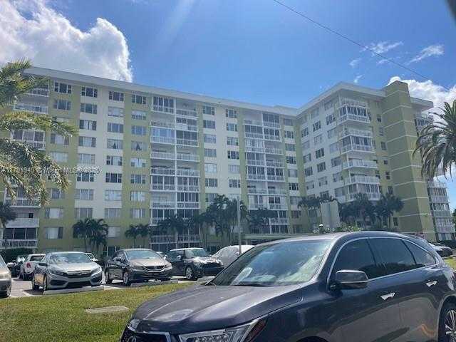 Small Image of 4400 HILLCREST DR #701B, Hollywood Number 2