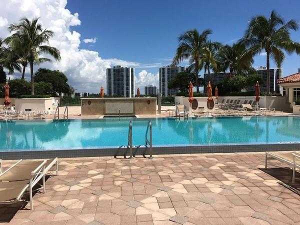 Small Image of 19900 E Country Club Dr, Aventura, FL 33180, USA Number 2
