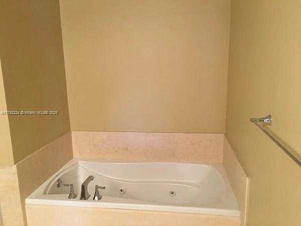 Small Image of 19900 E Country Club Dr, Aventura, FL 33180, USA Number 20