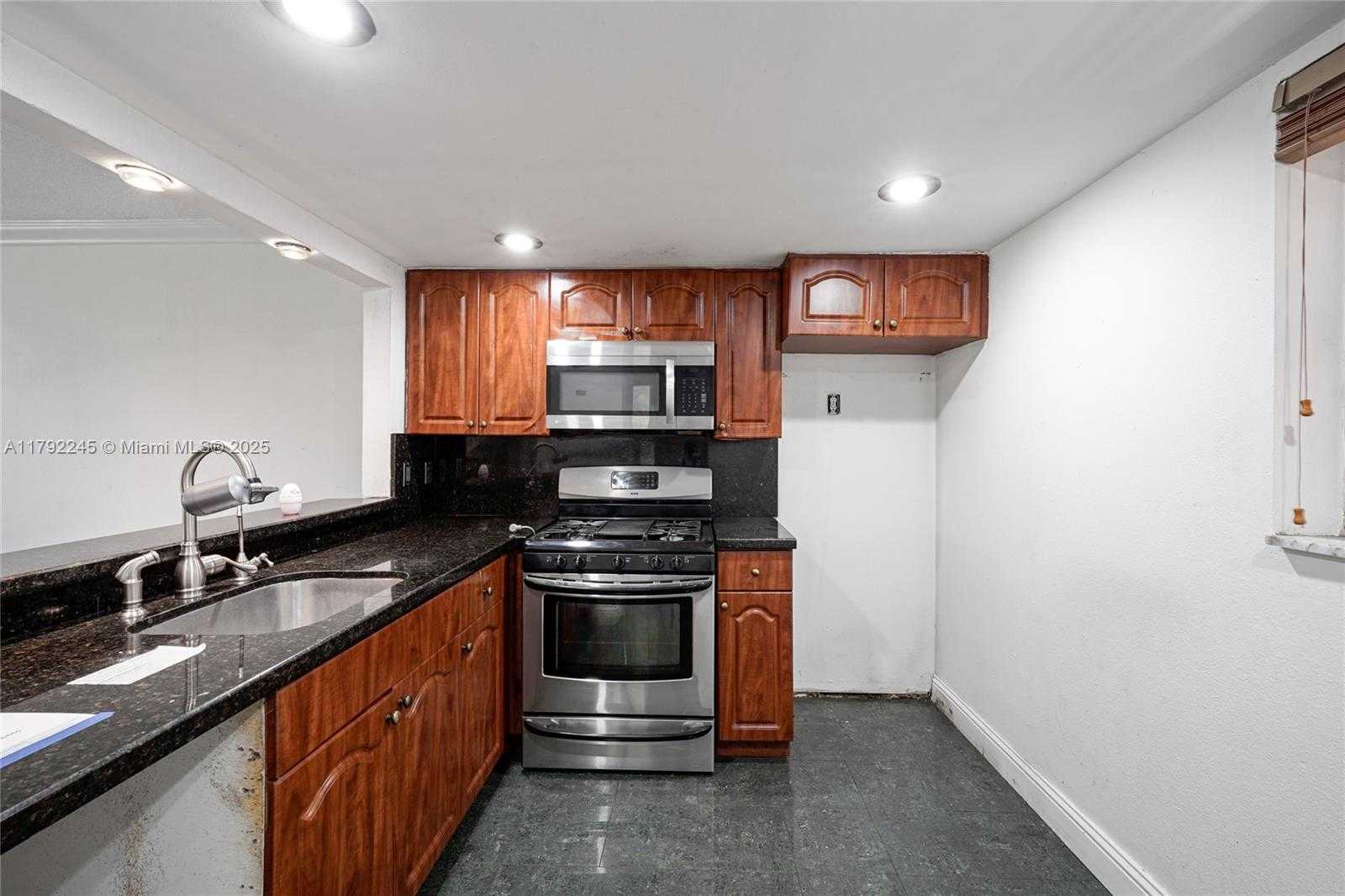 Small Image of 17911 NORTH WEST 68TH AVE #P208, Hialeah Number 7