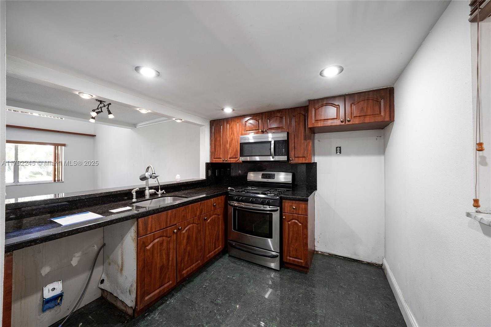 Small Image of 17911 NORTH WEST 68TH AVE #P208, Hialeah Number 8