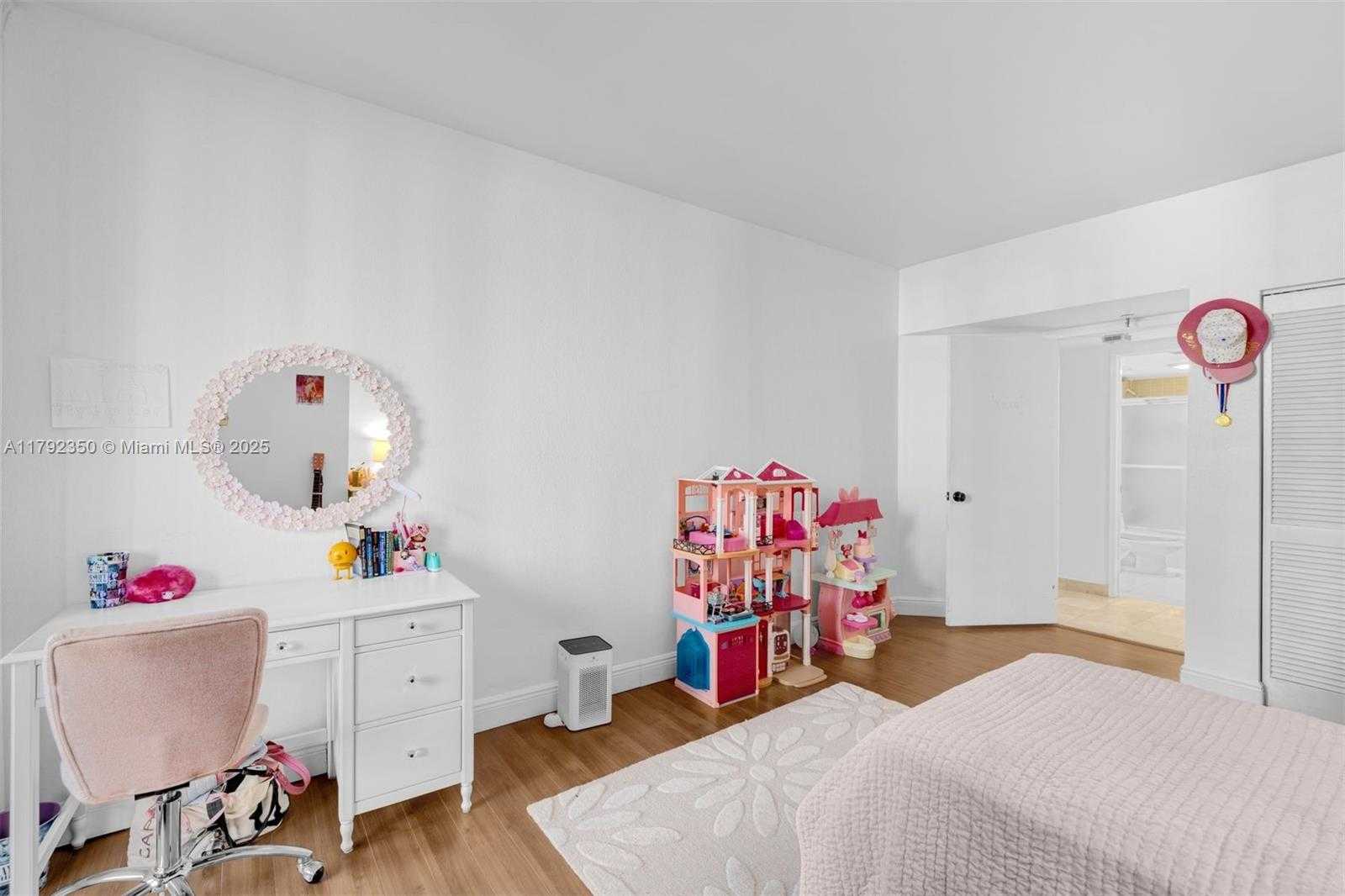 Small Image of 520 BRICKELL KEY DR #A704, Miami Number 16