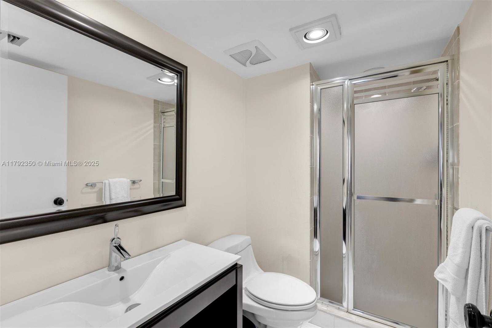 Small Image of 520 BRICKELL KEY DR #A704, Miami Number 17