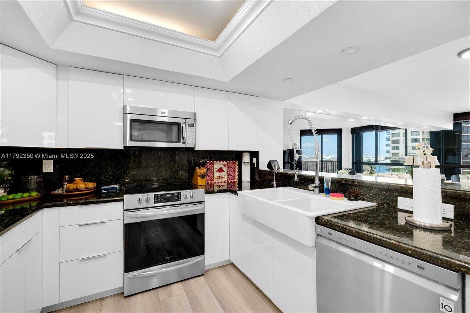 Small Image of 520 BRICKELL KEY DR #A704, Miami Number 7