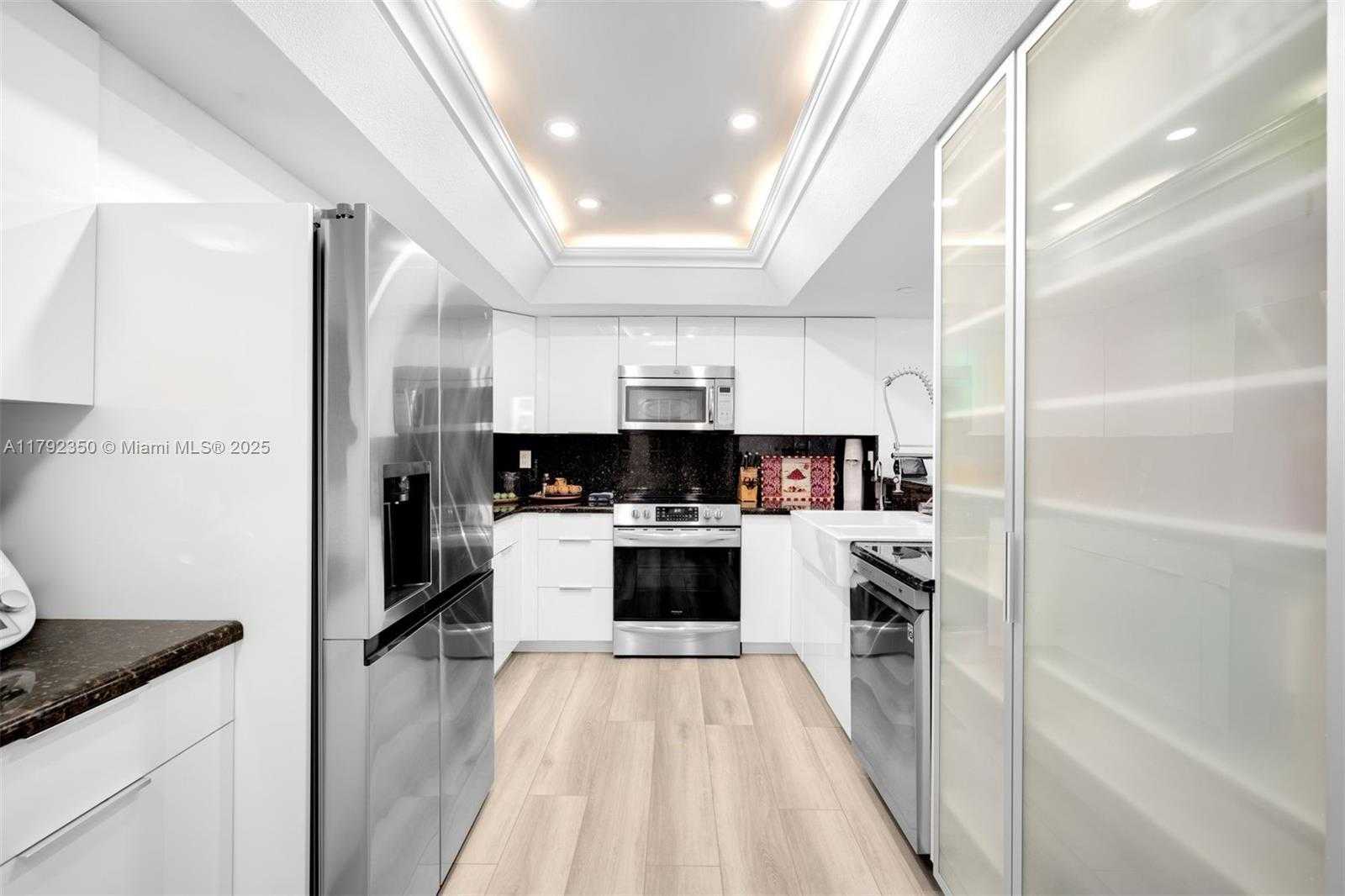 Small Image of 520 BRICKELL KEY DR #A704, Miami Number 8