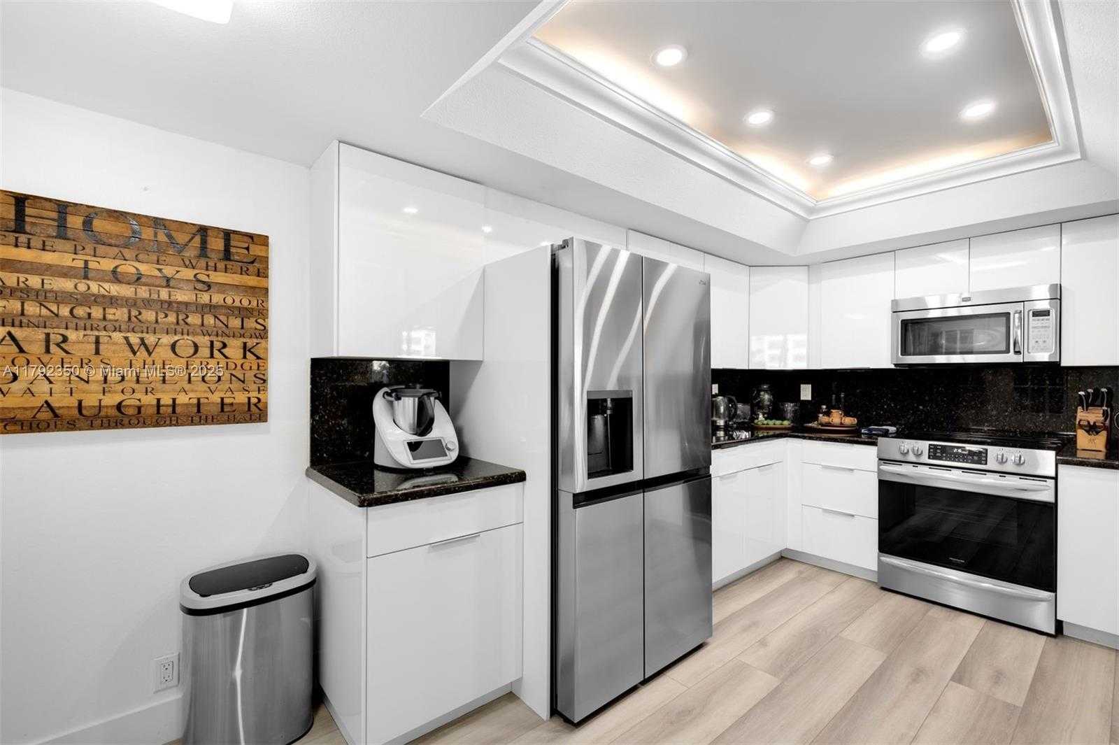 Small Image of 520 BRICKELL KEY DR #A704, Miami Number 9