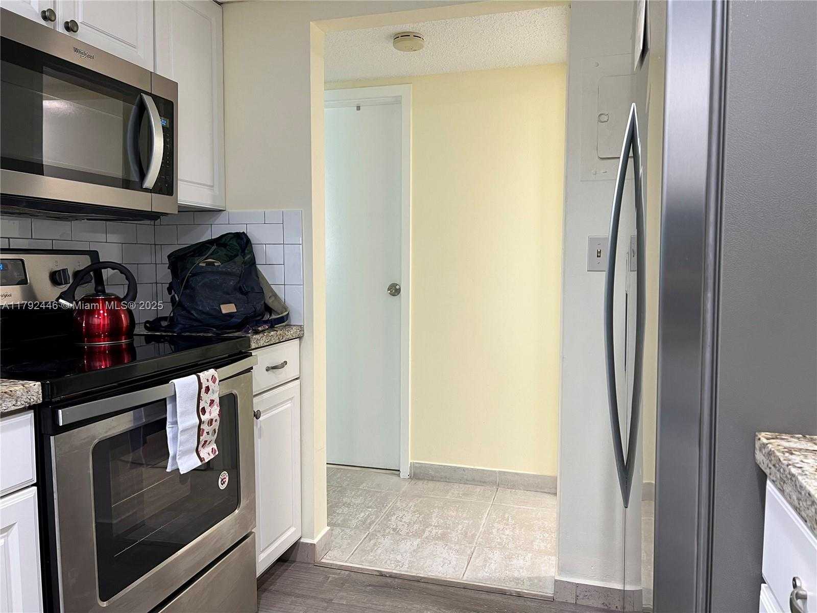 Small Image of 2655 COLLINS AVE #1405, Miami Beach Number 3
