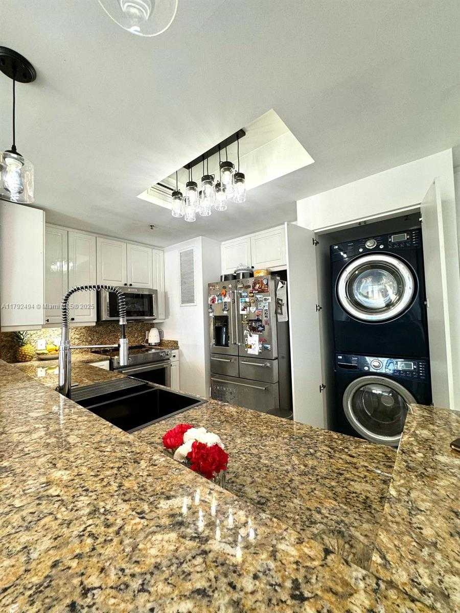 Small Image of 808 BRICKELL KEY DR #3007, Miami Number 5