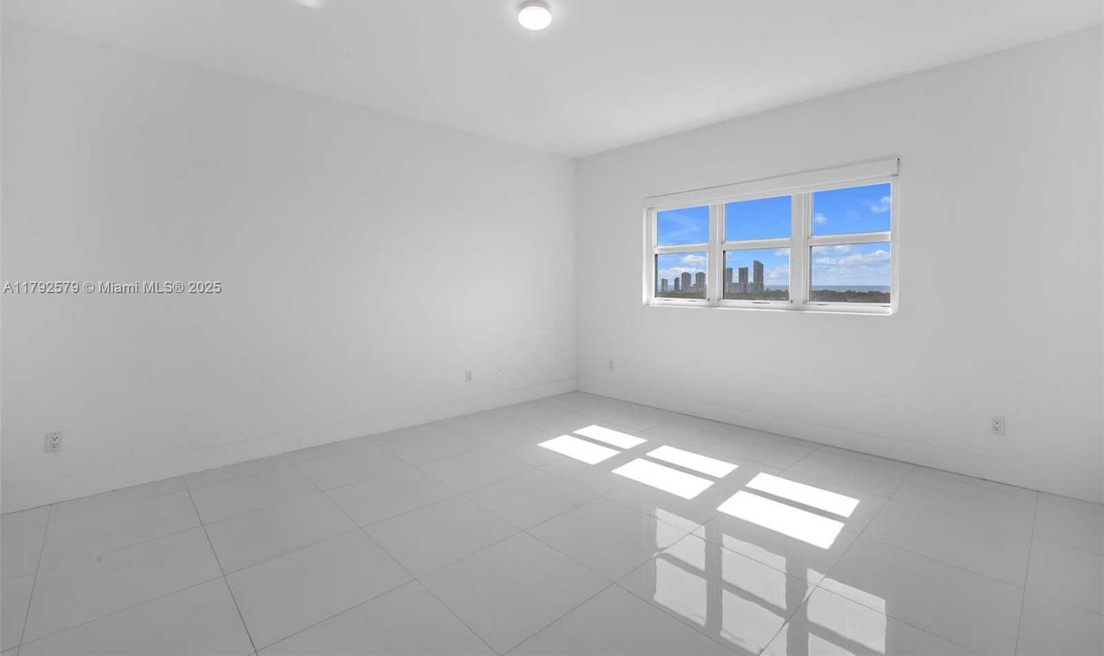 Small Image of 14951 ROYAL OAKS LN (RENOVATED) #2105, North Miami Number 20