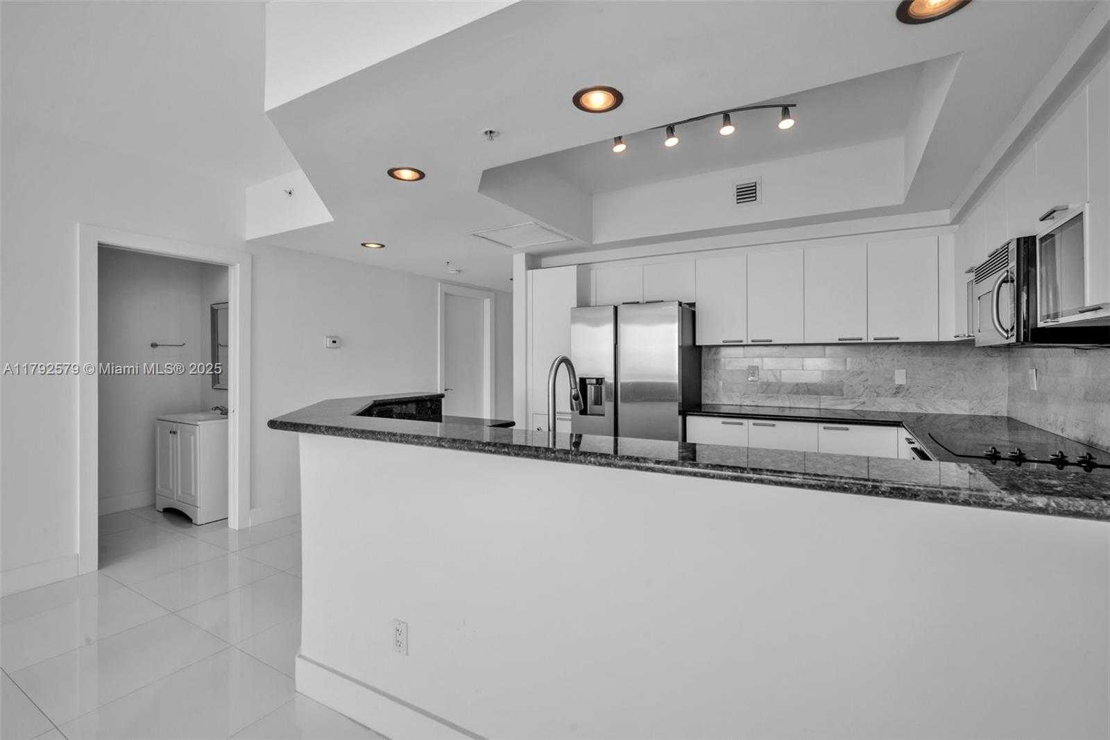 Small Image of 14951 ROYAL OAKS LN (RENOVATED) #2105, North Miami Number 26