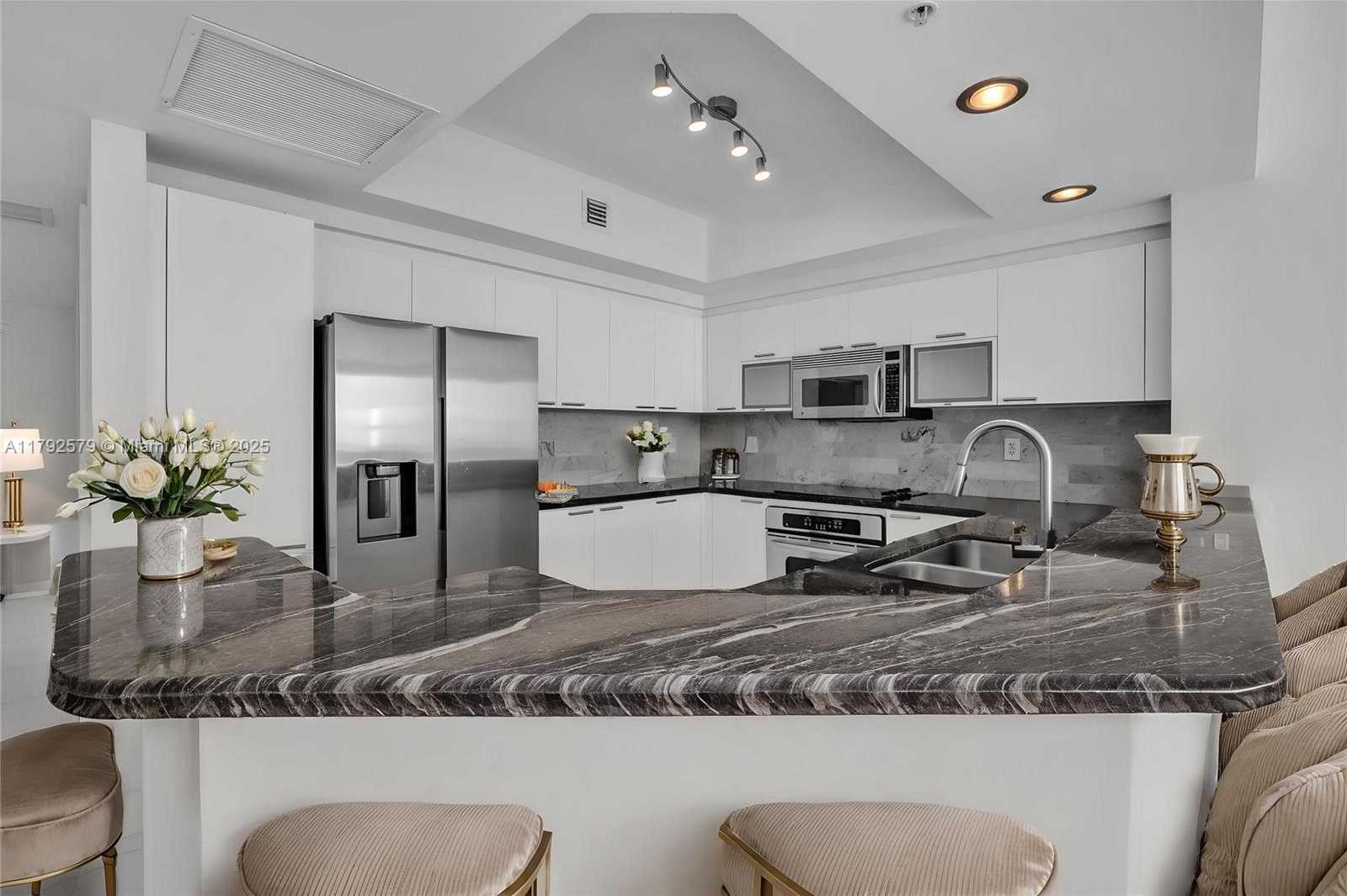Small Image of 14951 ROYAL OAKS LN (RENOVATED) #2105, North Miami Number 4