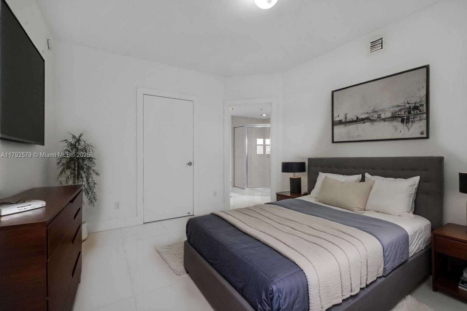 Small Image of 14951 ROYAL OAKS LN (RENOVATED) #2105, North Miami Number 8