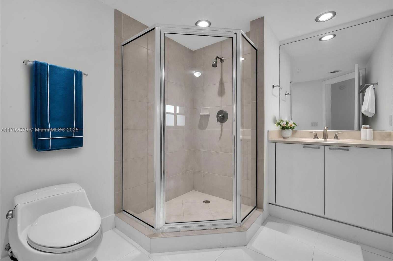 Small Image of 14951 ROYAL OAKS LN (RENOVATED) #2105, North Miami Number 9