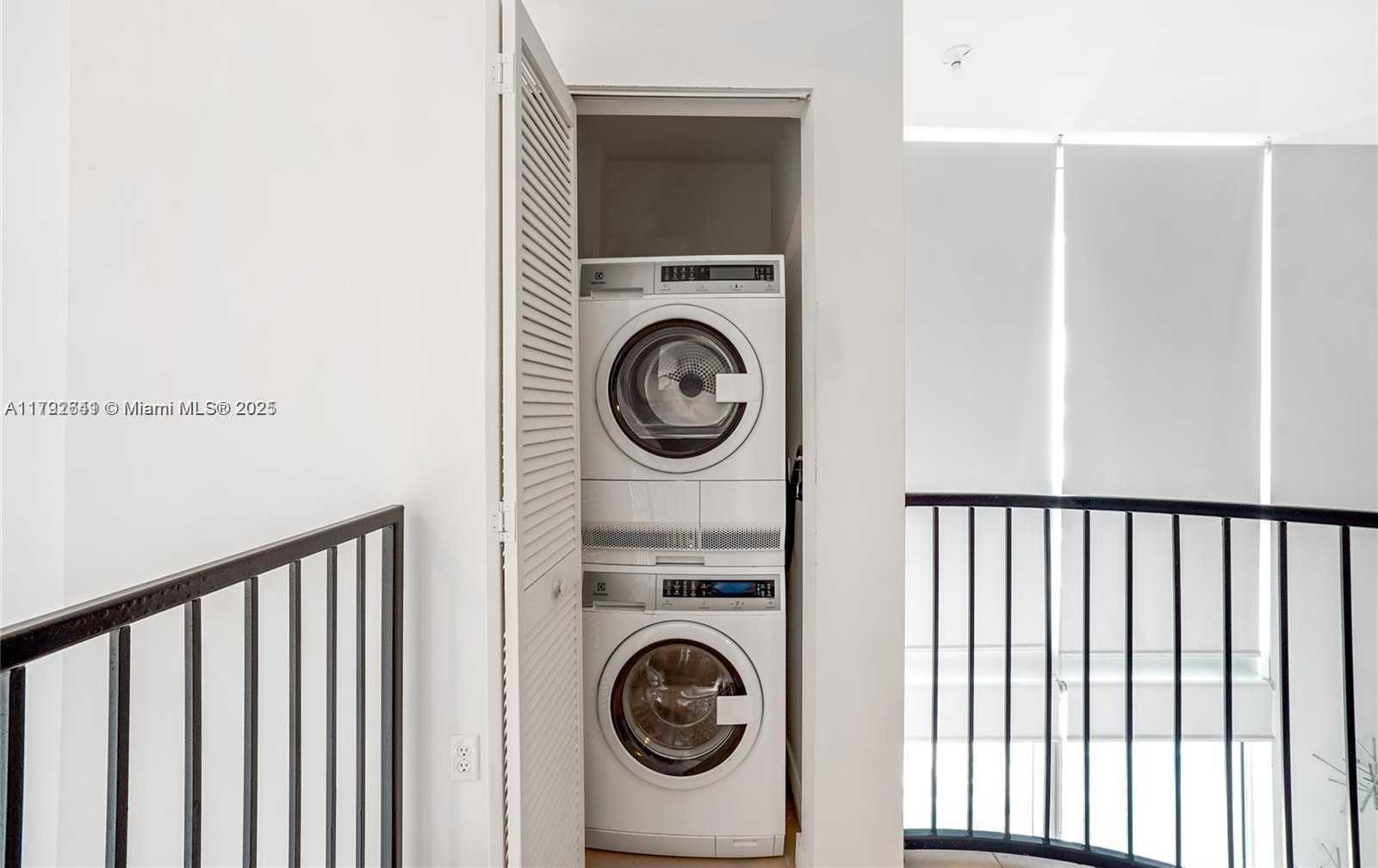 Small Image of 300 SOUTH BISCAYNE BLVD #L-432, Miami Number 12