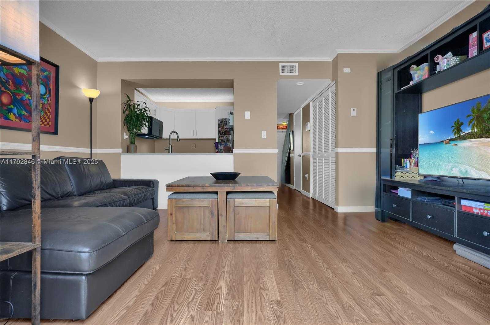 Small Image of 10194 SOUTH WEST 77TH CT, Miami Number 4