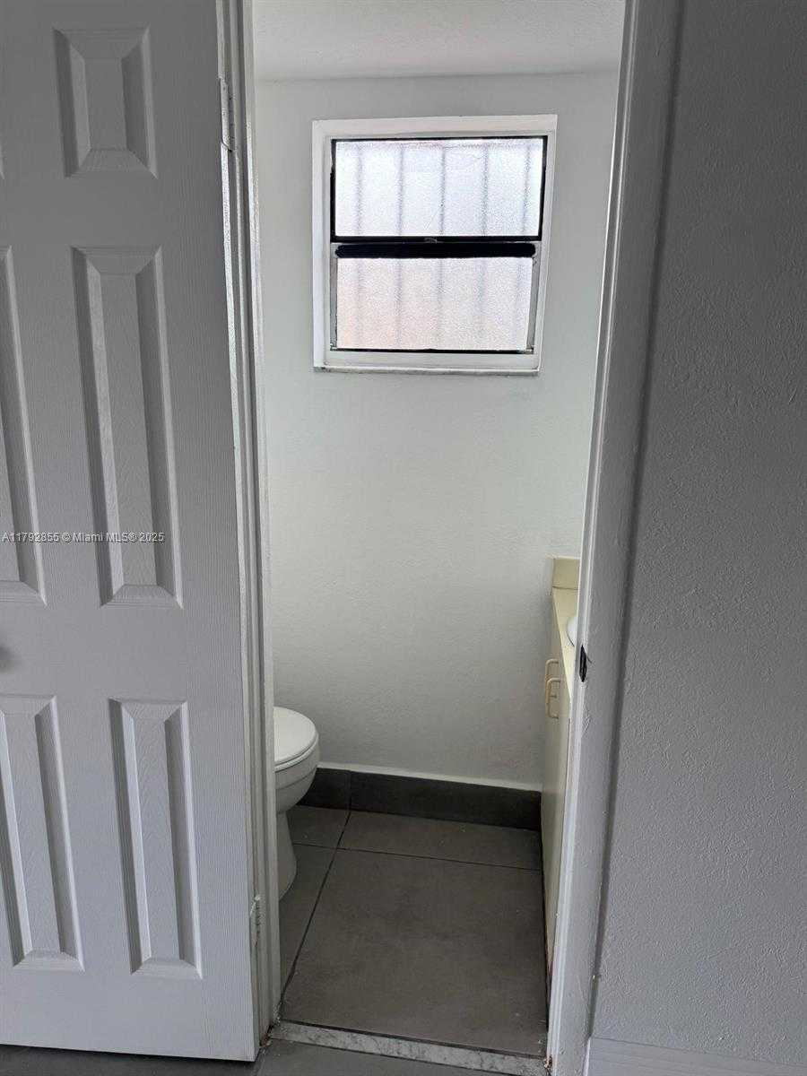 Small Image of 2291 WEST 53RD PL #2291, Hialeah Number 4