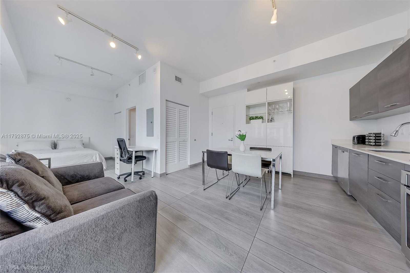 Small Image of 151 SOUTH EAST 1ST ST #1706, Miami Number 4