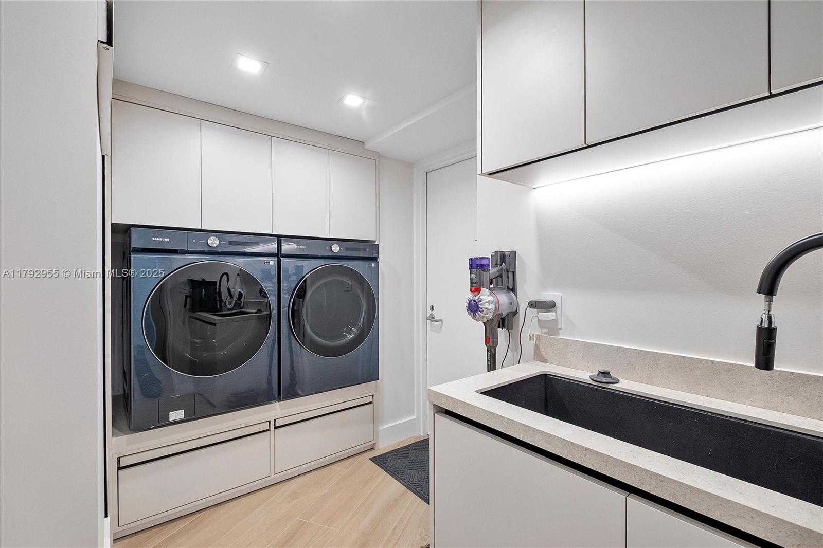 Small Image of 2127 BRICKELL AVE #2704, Miami Number 31