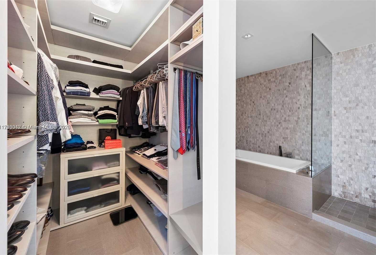 Small Image of 68 SOUTH EAST 6TH ST #3703, Miami Number 17