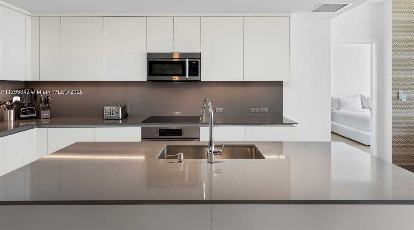 Small Image of 68 SOUTH EAST 6TH ST #3703, Miami Number 3