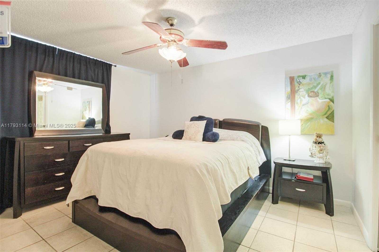 Small Image of 8023 LAKE DR #201, Doral Number 12