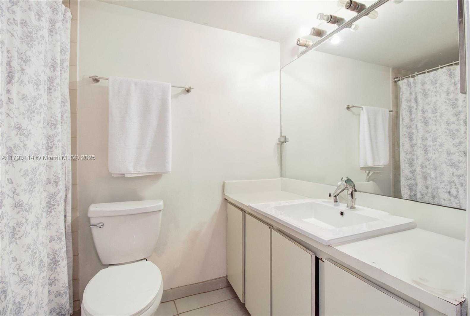 Small Image of 8023 LAKE DR #201, Doral Number 13