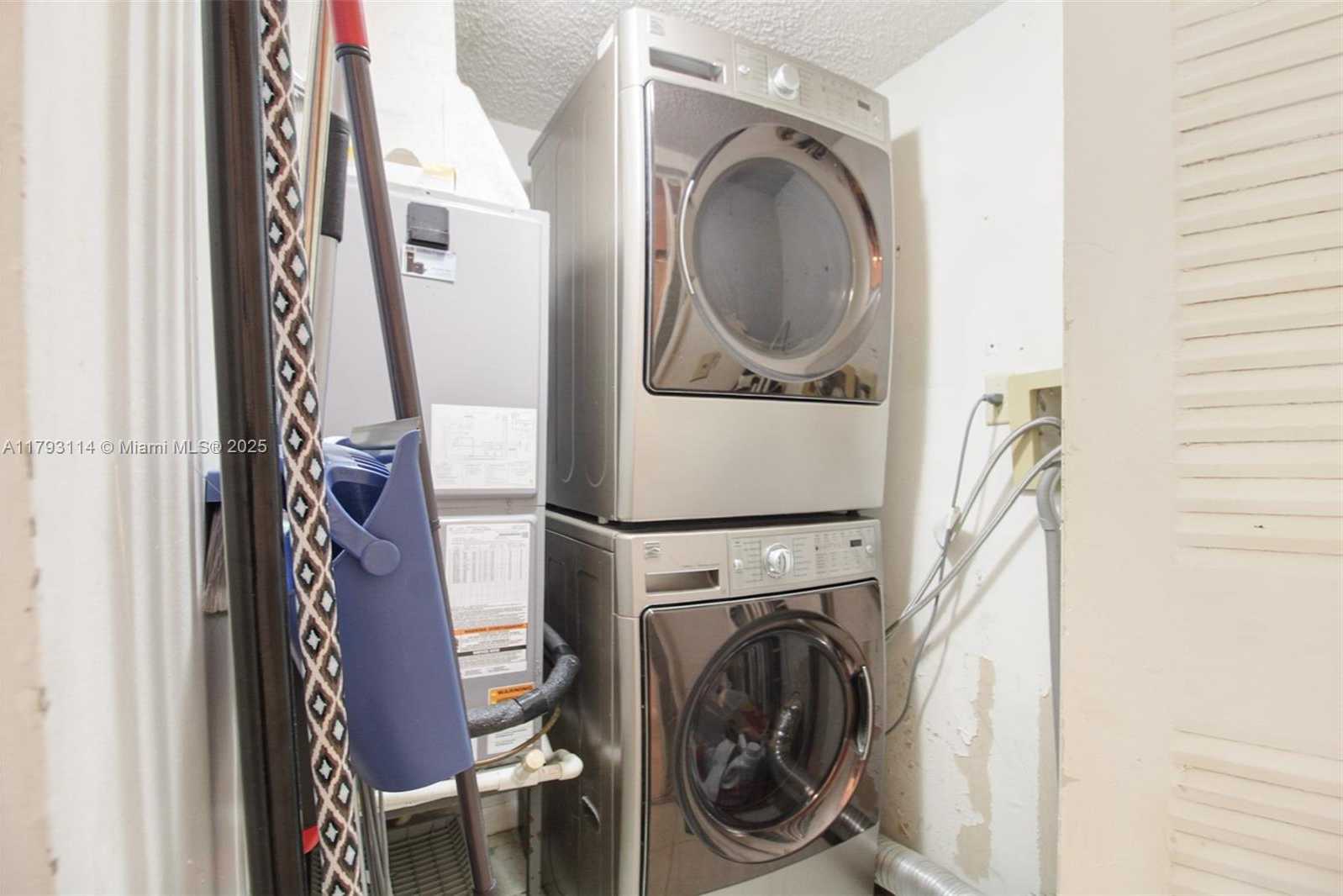 Small Image of 8023 LAKE DR #201, Doral Number 14