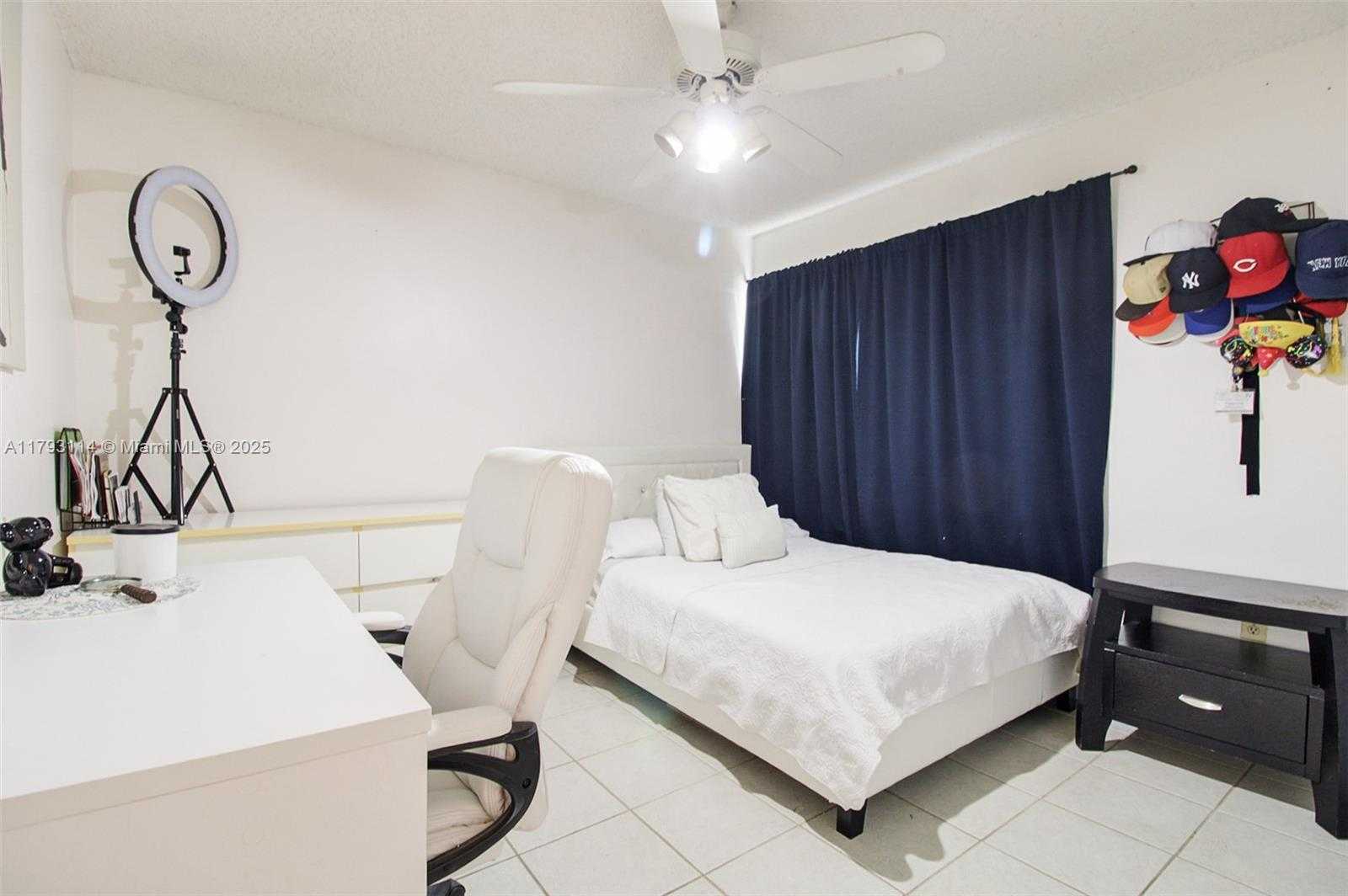 Small Image of 8023 LAKE DR #201, Doral Number 15