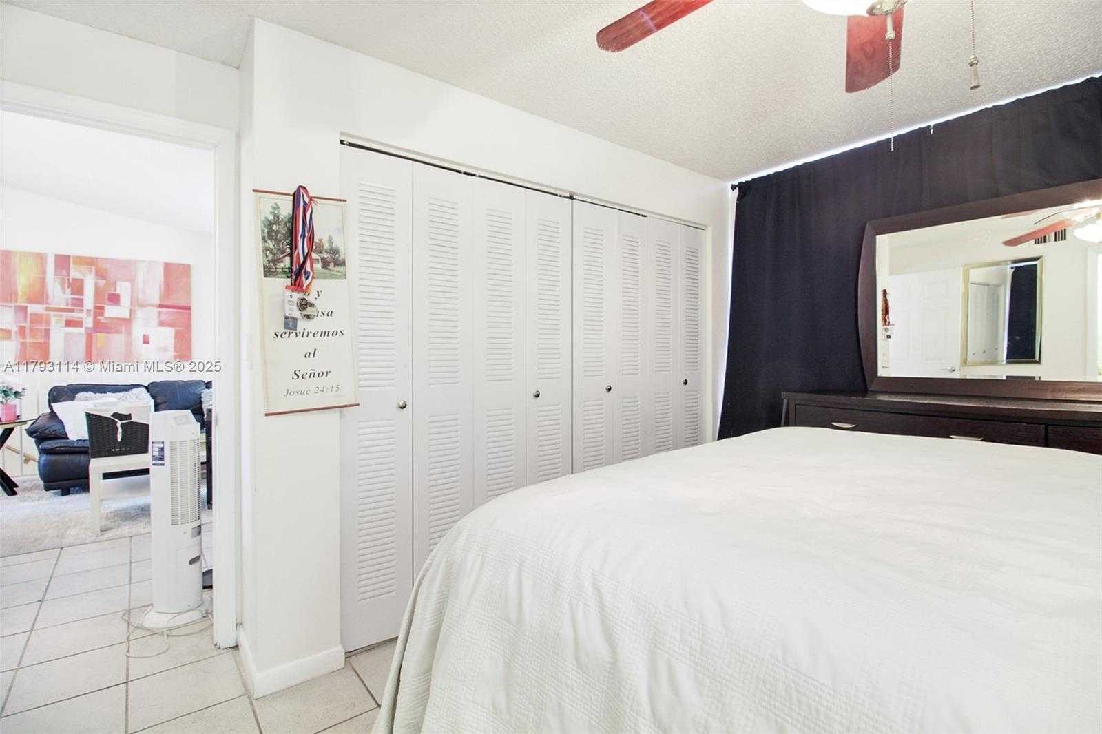 Small Image of 8023 LAKE DR #201, Doral Number 17