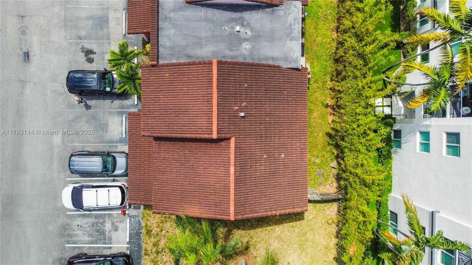 Small Image of 8023 LAKE DR #201, Doral Number 18